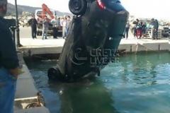 Κρήτη: Το αυτοκίνητο της πενταμελούς οικογένειας που έπεσε στη θάλασσα
