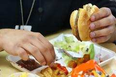 Σώστε το πλανήτη τρώγοντας λιγότερο junk food... !