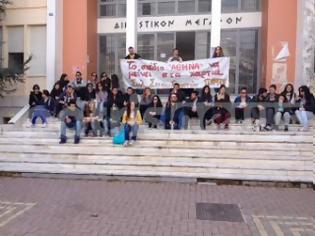 Φωτογραφία για Πύργος: Καθιστική διαμαρτυρία των φοιτητών στα δικαστήρια