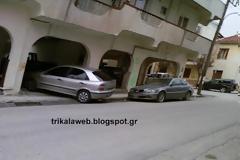 Παρκαρίσματα αυτοκινήτων στα πεζοδρόμια των Τρικάλων