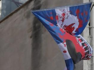 Φωτογραφία για Δείτε τη σημαία που κρέμασε ο Δημήτρης Κολλάτος - Τι λέει για το περιστατικό μέσα από το κρατητήριο