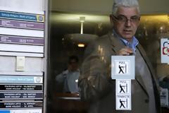 Κύπρος: Άρχισε να συγκεντρώνεται κόσμος έξω από τις τράπεζες
