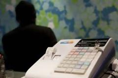 Πάτρα: Πρoσπάθησαν να αρπάξουν χρήματα από την ταμειακή μηχανή ψησταριάς