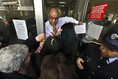 'Ανοιξαν οι τράπεζες στην Κύπρο - Λίγα τα παρατράγουδα - Αποθεώνονται για την ψυχραιμία τους οι Κύπριοι από τα ξένα ΜΜΕ