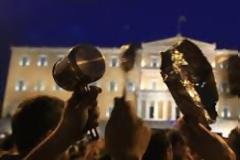 Που χάθηκαν οι αγανακτισμένοι με τα τηγάνια και τις κατσαρόλες;