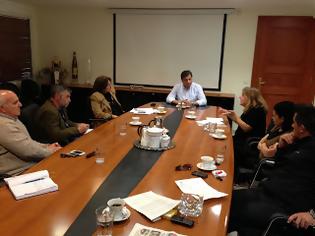 Φωτογραφία για Συνάντηση του Δημάρχου Αμαρουσίου Γ. Πατούλη με τον Επιμορφωτικό - Εκπολιτιστικό Συλλόγου Παραδείσου