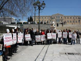 Φωτογραφία για Κοινωνικοί Λειτουργοί στο Σύνταγμα για την ημέρα δράσης για την κοινωνική εργασία στην Ελλάδα