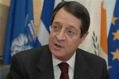 «Κούρεψε» το μισθό του ο Νίκος Αναστασιάδης
