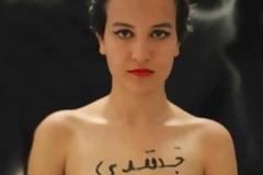 Ζητούν τον... λιθοβολισμό μέλους των FEMEN