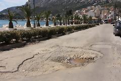 Μεγάλη λακκούβα στην είσοδο του Αστακού