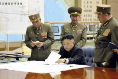 Ο Kim Jong Un υπέγραψε το σχέδιο επίθεσης - Φορτώστε με πυρηνικά τους πυραύλους