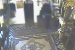 Καρέ καρέ ιερόσυλος κλέβει το παγκάρι σε εκκλησία της Θεσπρωτίας [Video]