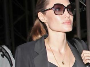 Φωτογραφία για Angelina Jolie: Παντρεύτηκε ή όχι τον Brad Pitt; Τι λέει η ίδια!
