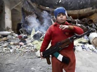 Φωτογραφία για Η φωτογραφία που σόκαρε το διαδίκτυο: 7χρονος με... όπλο και τσιγάρο