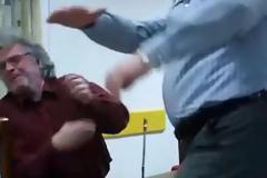 Ο Δήμαρχος Ιθάκης χαστουκίζει δημοτικό σύμβουλο (video)