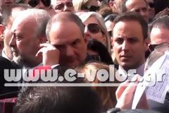 Το δάκρυ του Kαραμανλή στην κηδεία του Θανάση Νάκου