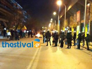 Φωτογραφία για ΤΩΡΑ: Έκρυθμη η κατάσταση έξω από το Κλ. Βικελίδης- Οπαδοί έστησαν οδοφράγματα και πυρπόλησαν κάδους