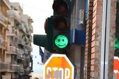 Mόνο στην Πάτρα θα δείτε το “χαμογελαστό” φανάρι!