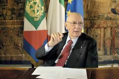 Η Ιταλία καταρρέει, και ο Ναπολιτάνο… φτιάχνει επιτροπές
