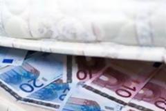 Kρύψτε τα λεφτά στο στρώμα και κοιμηθείτε άνετα!