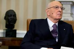 Δεν παραιτείται ο Ναπολιτάνο