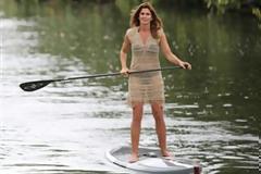 Η Cindy Crawford τραβάει κουπί