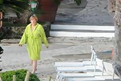 Mε λαχανί μπουρνούζι και ολόσωμο μαγιό η Μέρκελ!