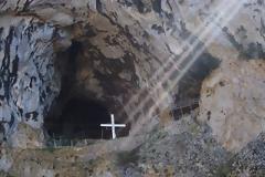 Τα μυστηριώδη σπήλαια του Αγίου Όρους