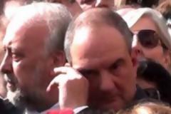 «Δάκρυσε ο Kαραμανλής, συρρέουν πιστοί για να προσκυνήσουν»