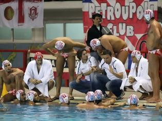 Φωτογραφία για ΚΟΝΤΡΑ ΣΤΗ ΧΙΟ ΣΤΑ ΠΡΟΗΜΙΤΕΛΙΚΑ ΤΟΥ ΚΥΠΕΛΛΟΥ Ο ΘΡΥΛΟΣ