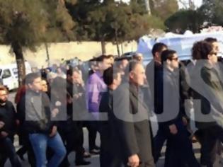 Φωτογραφία για Oδύνη στην κηδεία της 25χρονης Κατερίνας που έπεσε νεκρή από τα πυρά του δραπέτη