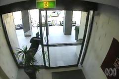 Βίντεο: Ο κλέφτης δεν πρόσεξε τη τζαμαρία