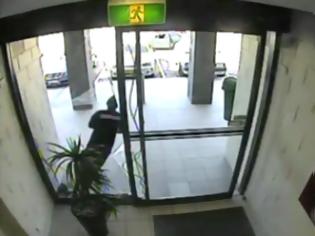 Φωτογραφία για Βίντεο: Ο κλέφτης δεν πρόσεξε τη τζαμαρία