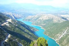 Απρίλης και παράδοση