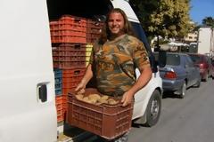 Από τα αθηναϊκά σαλόνια ... στα γνήσια αλώνια της Πλώρας!