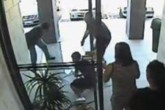Βίντεο για γέλια: Κλέφτης προσπαθεί να διαφύγει με τα κλοπιμαία και πέφτει πάνω σε τζαμαρία!
