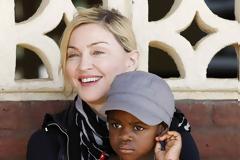 Η μεγάλη ΕΠΙΣΤΡΟΦΗ: Στο Μαλάουι η Madonna με τα δύο υιοθετημένα παιδιά της