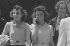 Γυναίκα με κινητό στο χέρι ή ταξίδι στο χρόνο; (Βίντεο)