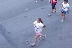 Απίστευτη ιστορία: γέννησε τρέχοντας
