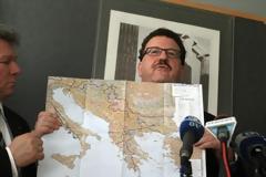 Ο Φούχτελ με χάρτη που αναφέρει τα Σκόπια ως Μακεδονία (φωτό)