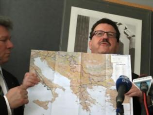 Φωτογραφία για Ο Φούχτελ με χάρτη που αναφέρει τα Σκόπια ως Μακεδονία (φωτό)