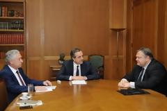 Σύσκεψη των τριών εν όψει άφιξης της τρόικας