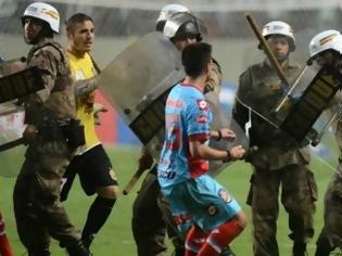Φωτογραφία για Αστυνομικοί πρόταξαν καραμπίνες σε ποδοσφαιριστές [εικόνες και βίντεο]
