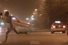 Γυμνός, μια γυναίκα χωρίς ρούχα και μια φουσκωτή κούκλα...