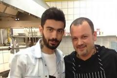 Μαθήματα μαγειρικής στον Αθανασιάδη από τον Σκαρμούτσο