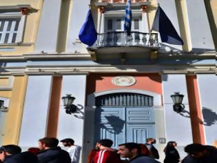 Φωτογραφία για Πάτρα: Για τρίτη συνεχόμενη μέρα βρίσκεται υπό κατάληψη το Δημαρχείο από φοιτητές του ΤΕΙ