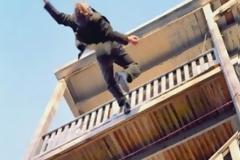 «Άγιο» είχε 26χρονη που έκανε ... βουτιά στο κενό !