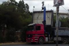 Aποξήλωση των αυθαίρετων διαφημιστικών πλαισίων και επιγραφών