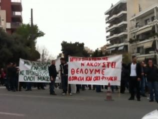 Φωτογραφία για ΤΩΡΑ: Θέλουμε δουλειά και όχι φυλακή- Πολίτες υπέρ των μεταλλείων χρυσού βρίσκονται έξω από την Περιφέρεια (video+ΦΩΤΟ)
