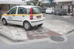 Και ο δήμος Καβάλας παρκάρει σε ράμπα για ΑμεΑ!